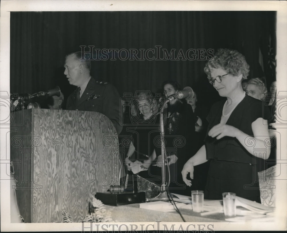 1945 Press Photo Gen. George C. Marshall and Mrs. Ooden Reid of Herald Tribune- Historic Images