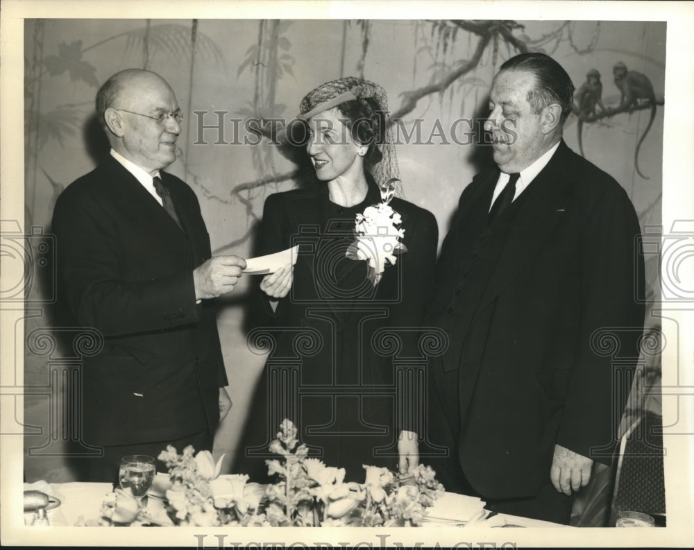 1940 Press Photo Harlow Estes Wins Prize for Best First Novel from Edwin Balmer- Historic Images