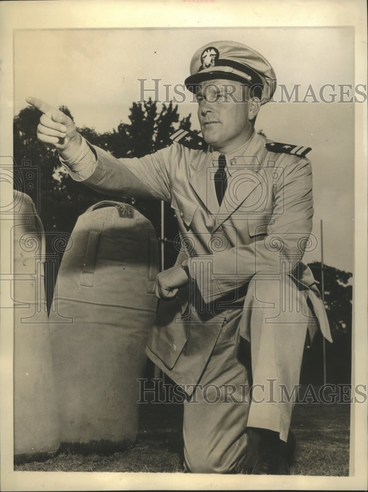 1943 Press Photo Lt. Frank Kimbroug of U.S Navy and U.S. Navy Football Coach