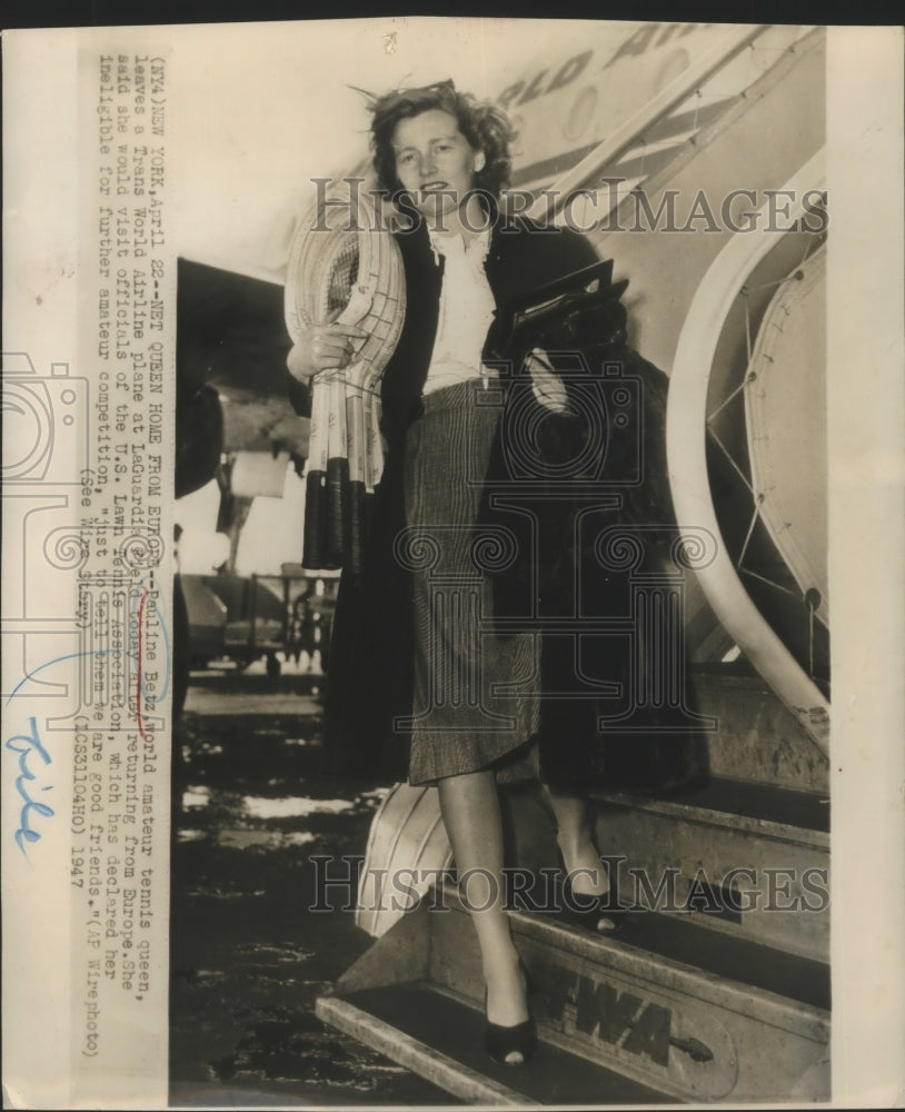 1947 Press Photo Pauline Betz, World amateur tennis queen at LaGuardia NY- Historic Images