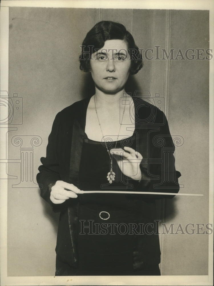 1931 Press Photo Ruth Kemper shows how she wields baton while conducting