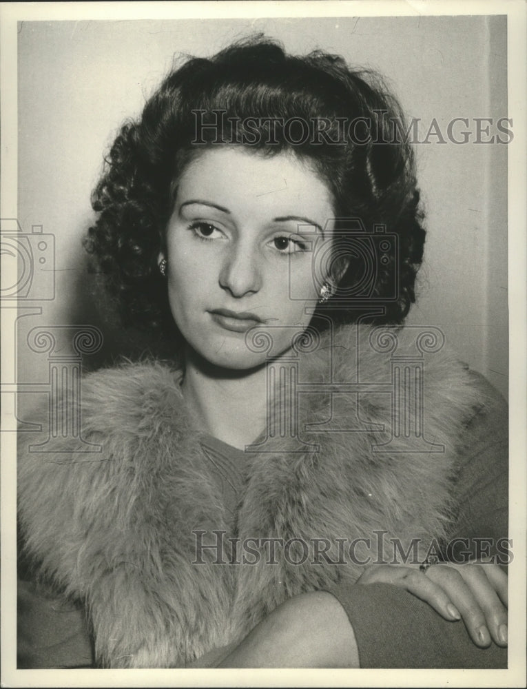 1943 Press Photo Betty Phillips sues husband for divorce after he bought a lion