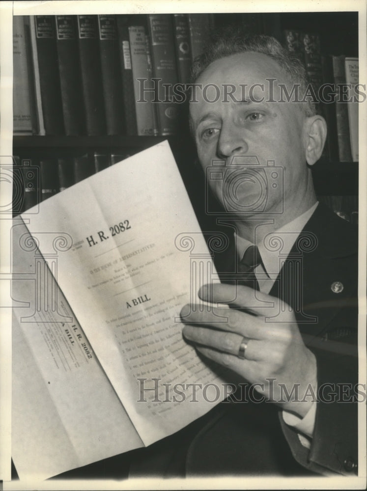 1943 Press Photo Rep.Joseph R.Bryson holds a copy of Natl.War-Time Prohibition.