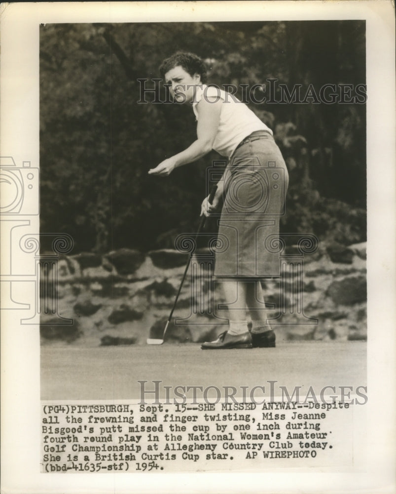 1954 Press Photo Jeanne Bisgood misses putt at Amateur Golf Championship