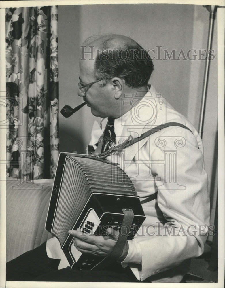 Press Photo William L Shirer heard over Columbia relaxes with accordian