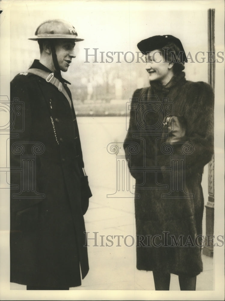 1941 Press Photo Mrs.Beatrice Rathbone Chats with a House of Commons Policeman