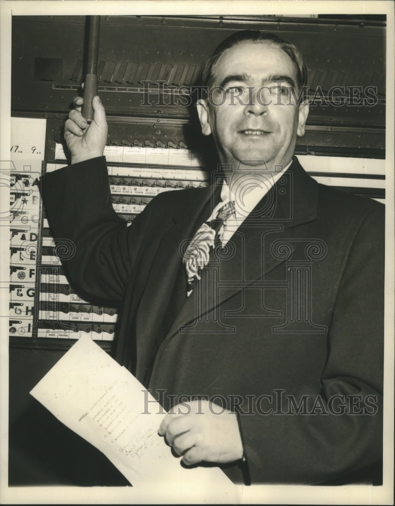 1945 Press Photo Democratic-Alp Candidate Votes - sba02059
