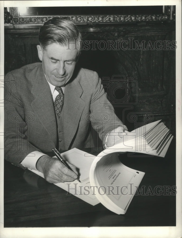 1941 Press Photo Vice President Henry A Wallace presides over Senate with a bill- Historic Images