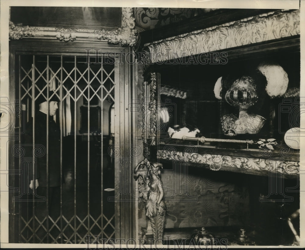 1931 Press Photo The famous Death Helmet at the Imperial Monbijou Museum.- Historic Images