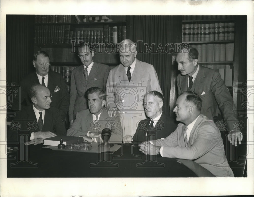 1941 Press Photo Vice President Wallace in Capitol office with Economic Board