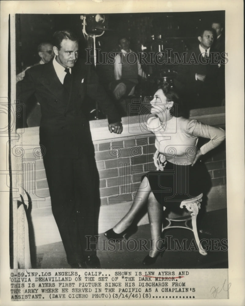 1946 Press Photo Lew Ayers &amp; Olivia Dehavilland on the set of &quot;The Dark Mirror&quot;- Historic Images