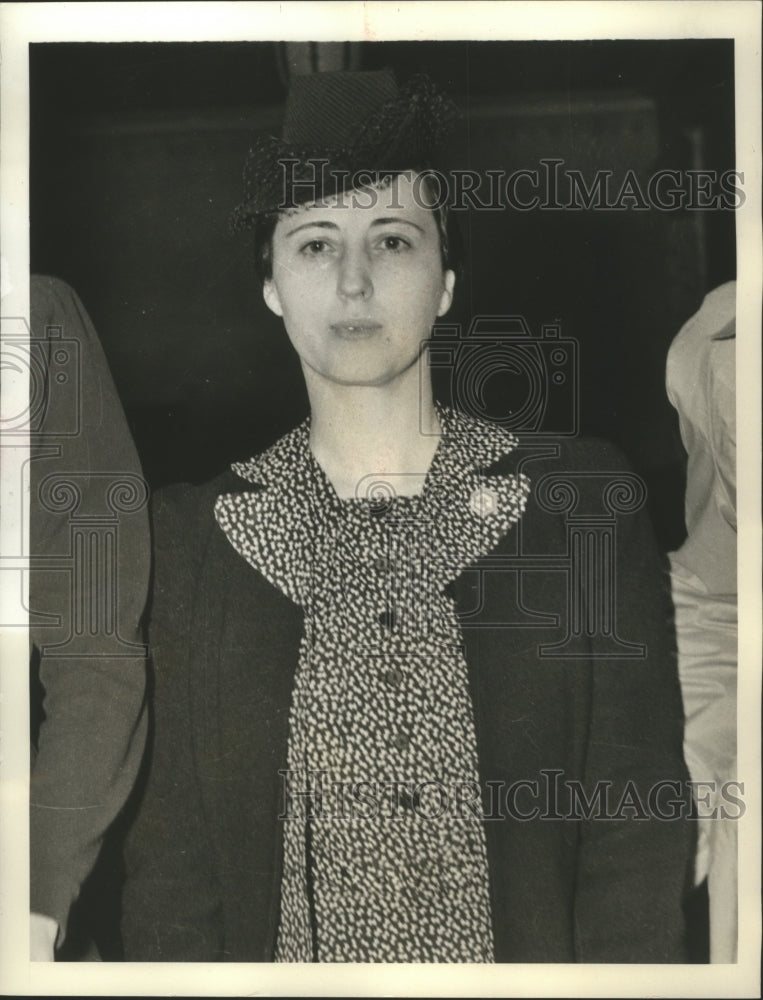 1940 Press Photo Mrs. James Harten shown leaving Supreme court building- Historic Images