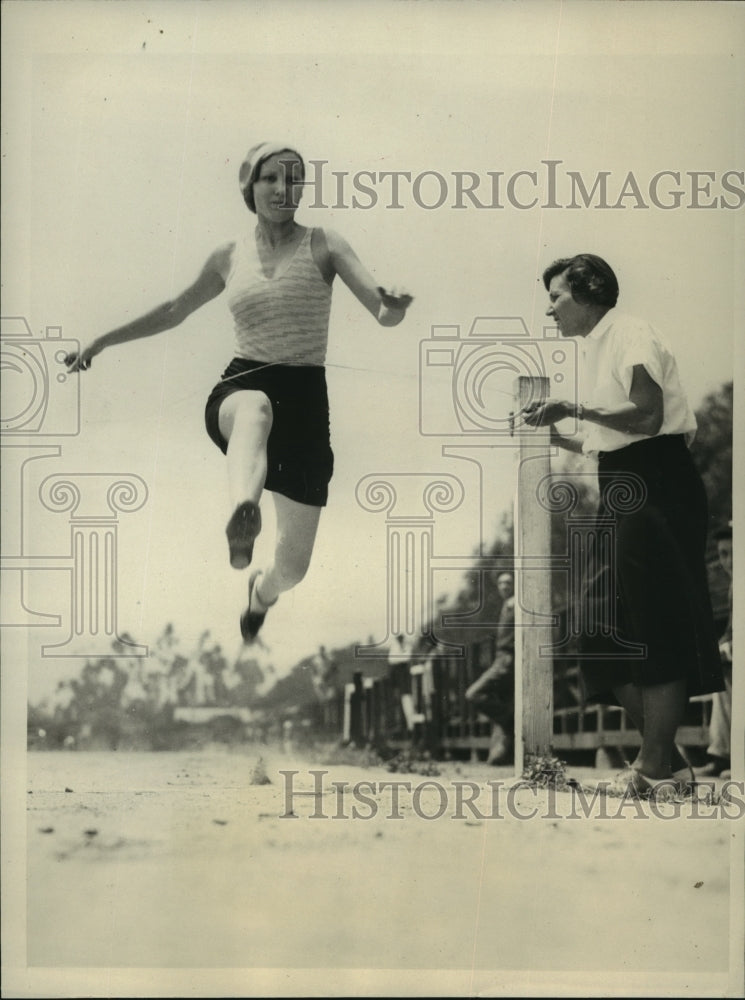 1931 Press Photo Eileen Allen Training Sprinter Mrs Bradshaw Baker, Los Angeles- Historic Images