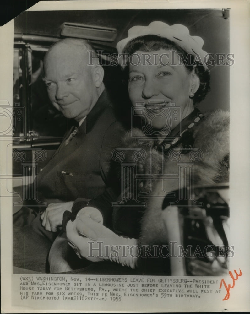 1955 Press Photo Pres &amp; Mrs Eisenhower Leave White House for Gettysburg PA