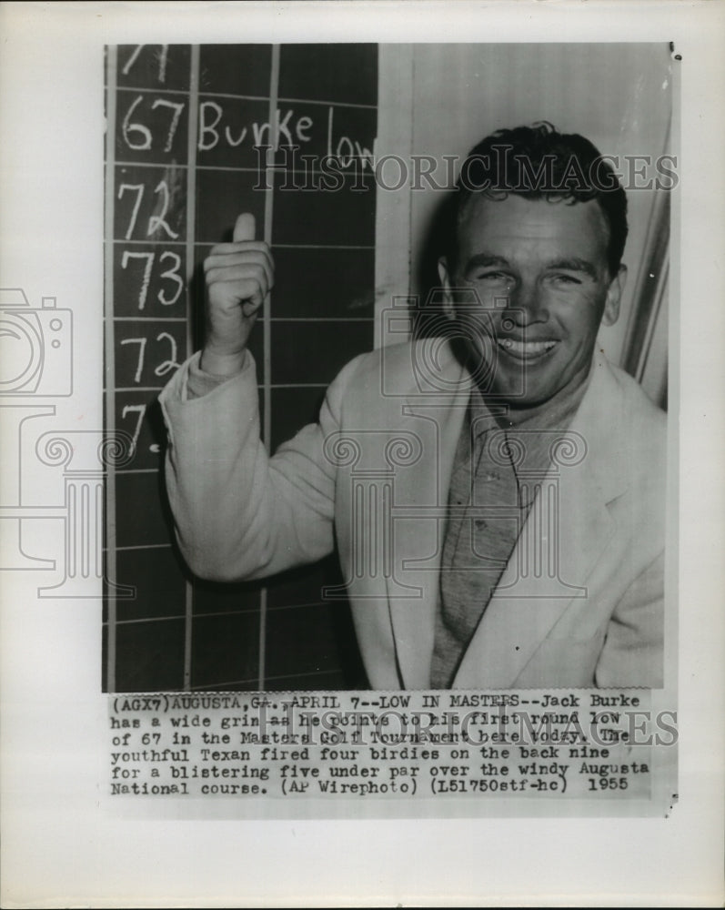 1955 Press Photo Jack Burke points to his low score of 67at the Masters