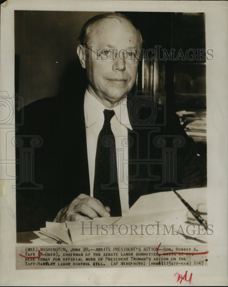 1947 Press Photo Sen. Robert A. Taft Waits for Taft-Hartley Labor Control Bill
