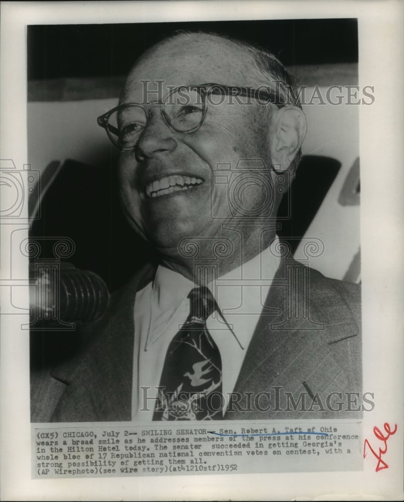 1952 Press Photo Sen. Robert A. Taft Addresses Press Members at Hilton Hotel