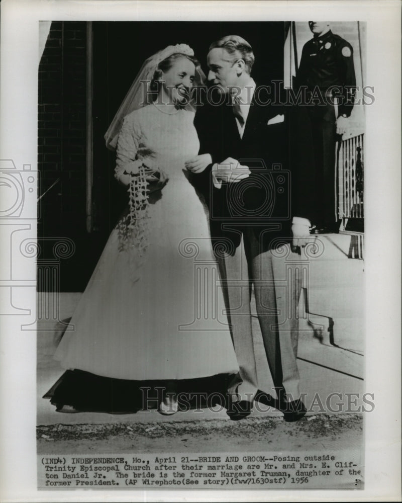 1956 Press Photo Mr & Mrs E Clifton Daniel pose outside Trinity Episcopal Church