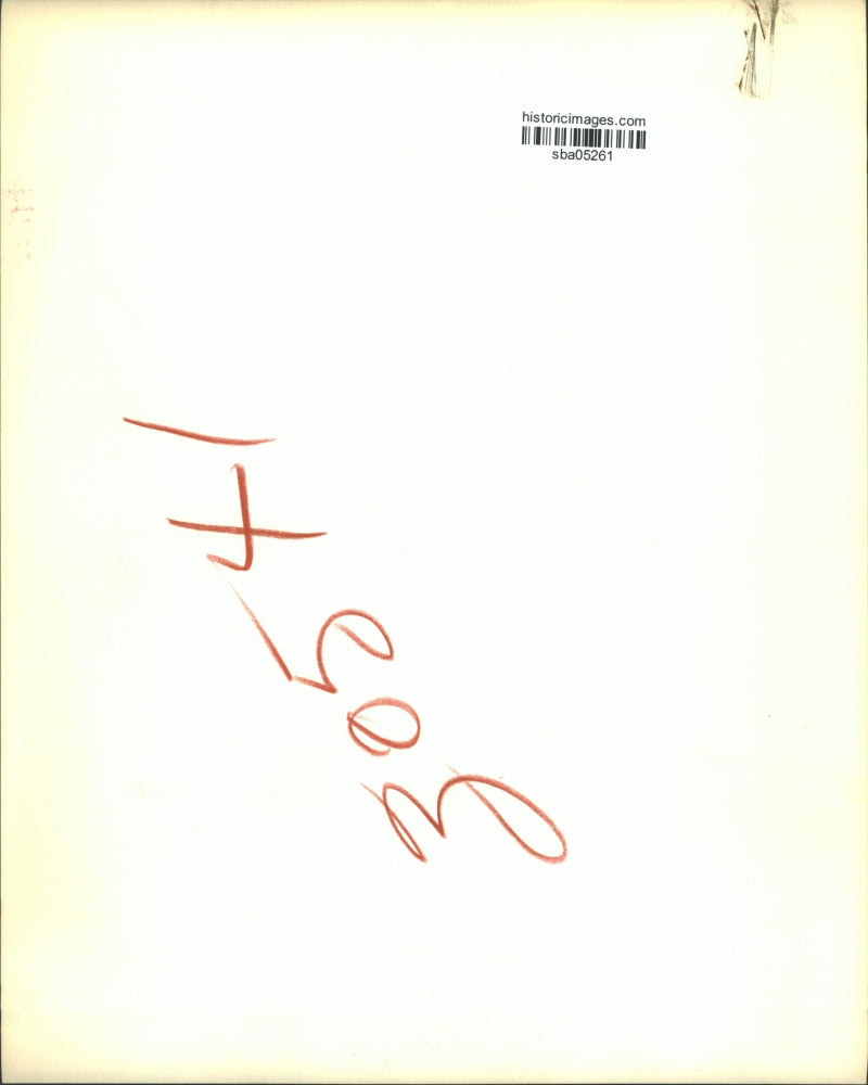 1956 Press Photo Mr & Mrs E Clifton Daniel pose outside Trinity Episcopal Church