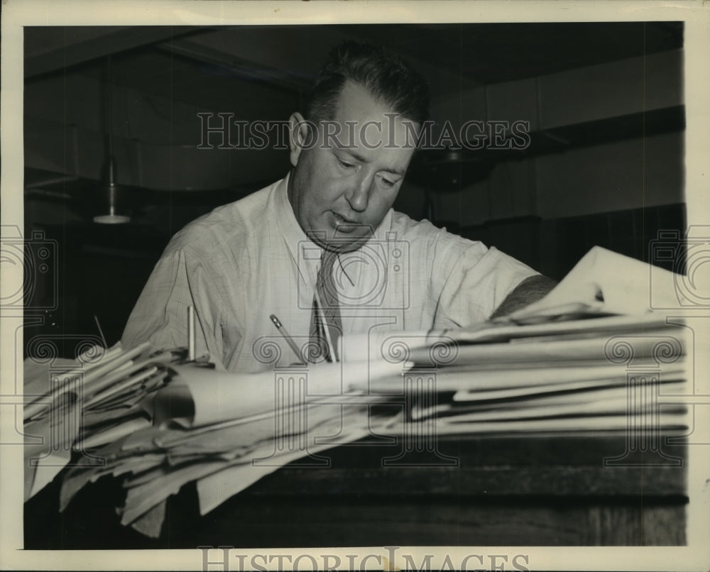 1943 Press Photo Bruce G. Cross Sports Editor Raised Money to Build a Gym