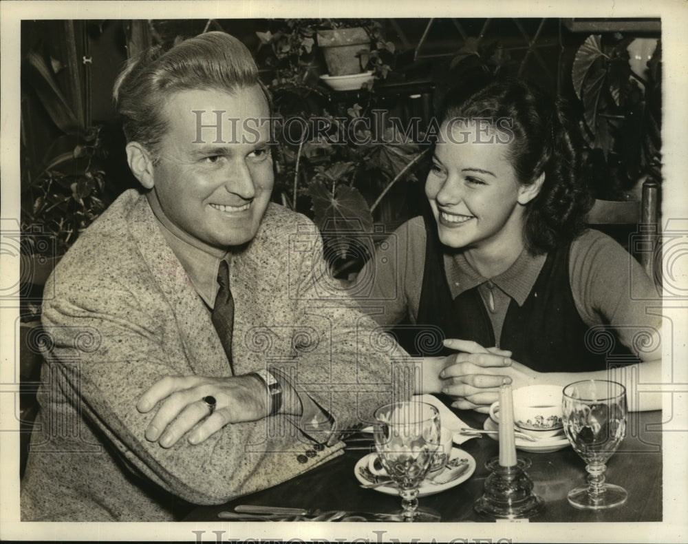 1938 Press Photo Mitzi Mayfair and Ex-Finance Albert Hoffman Talk Things Over- Historic Images