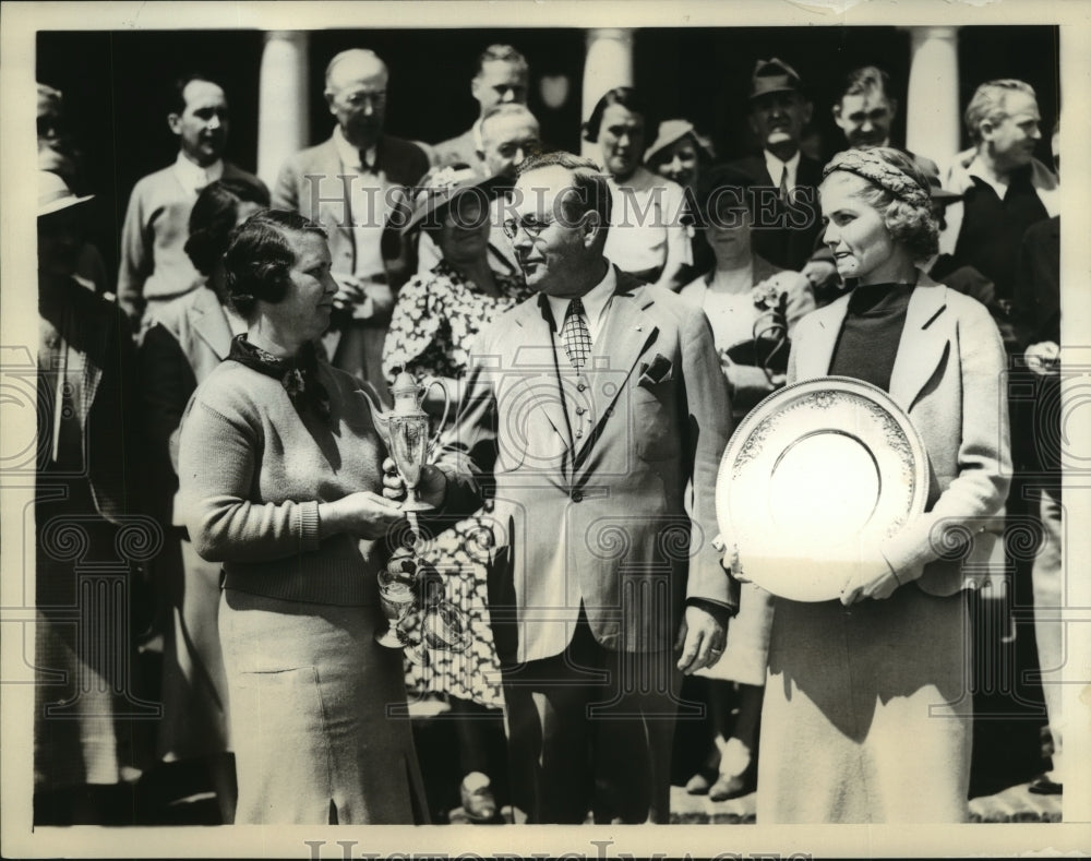 1927 Press Photo Mrs. Estelle Page Receiving Her Trophy from H.J. Forsythe- Historic Images