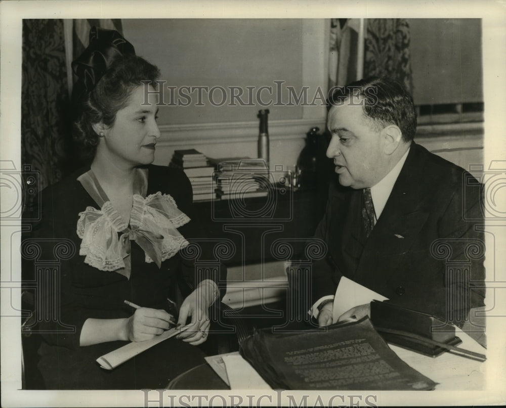 1942 Press Photo Dorothy S. Backer interviews Mayor LaGuardia for New York Post