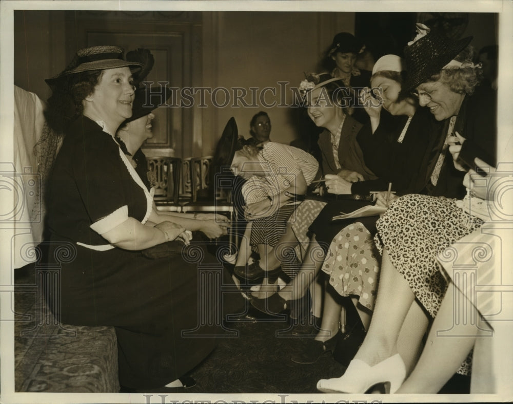 1940 Press Photo Mrs Robert A Taft speaks to reporters at National Convention