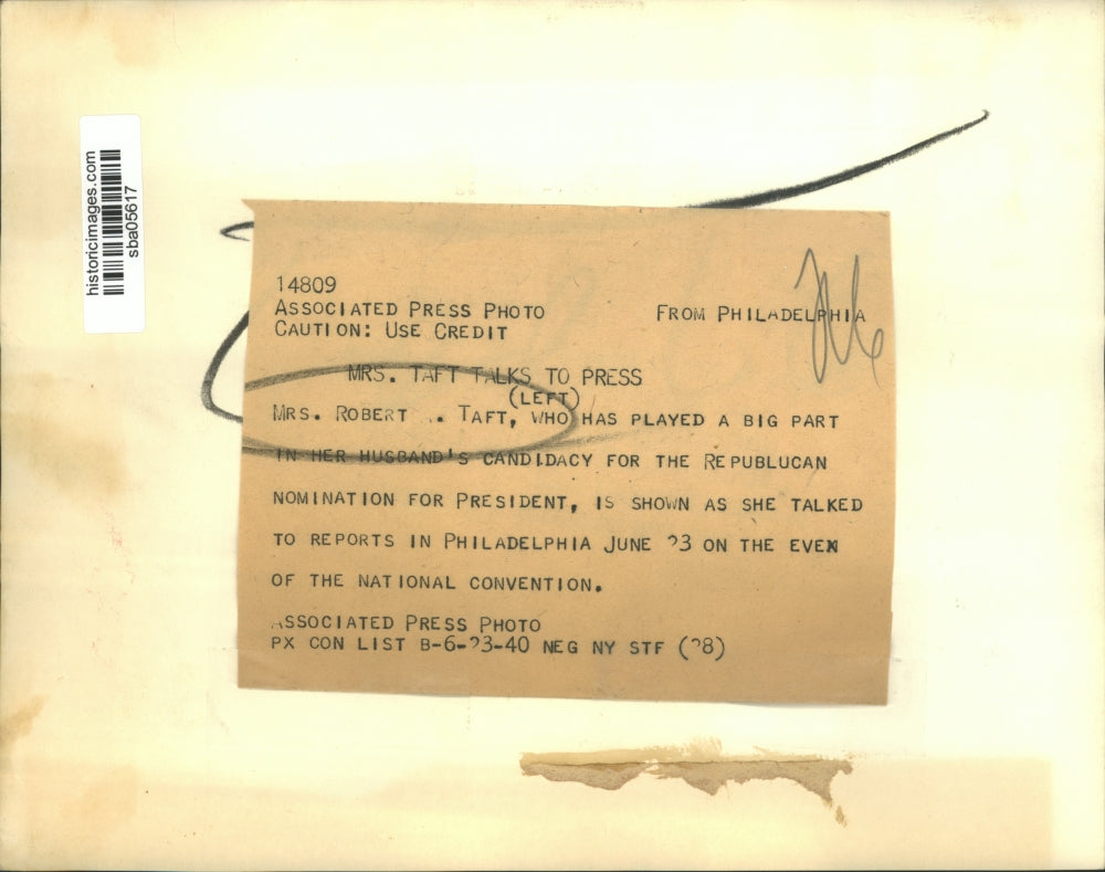 1940 Press Photo Mrs Robert A Taft speaks to reporters at National Convention