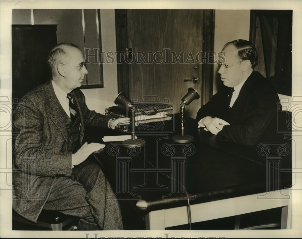1939 Press Photo Senator Robert Taft Giving an Interview to A. Duncan Oliphant