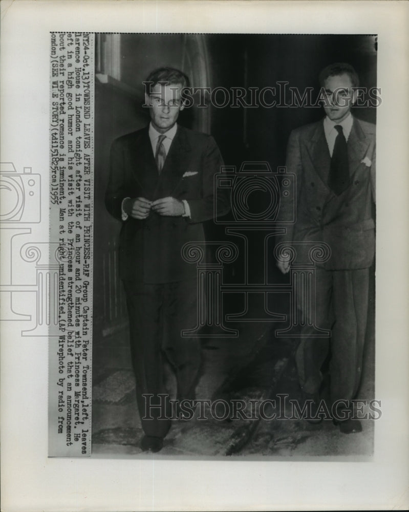 1955 Press Photo Captain Peter Townsend Leaving the Clarence House in London