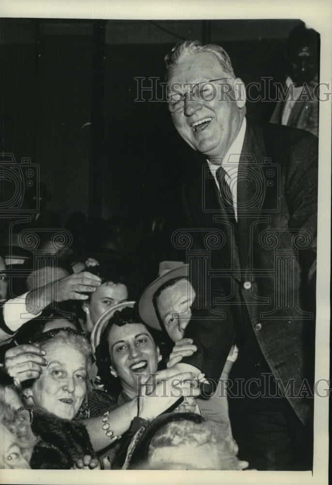 1955 Press Photo Mayor John Hynes greeted by workers after a re-election victory- Historic Images