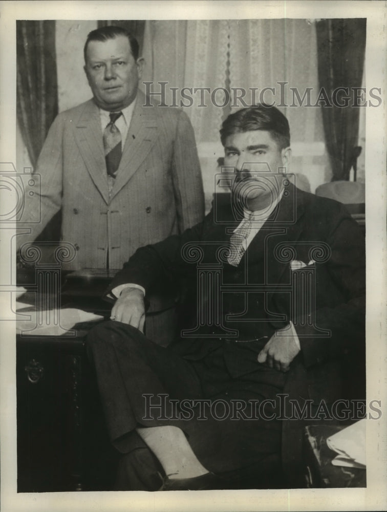 1929 Press Photo Leonard Rhinelander talks with his lawyer Harley Harmon