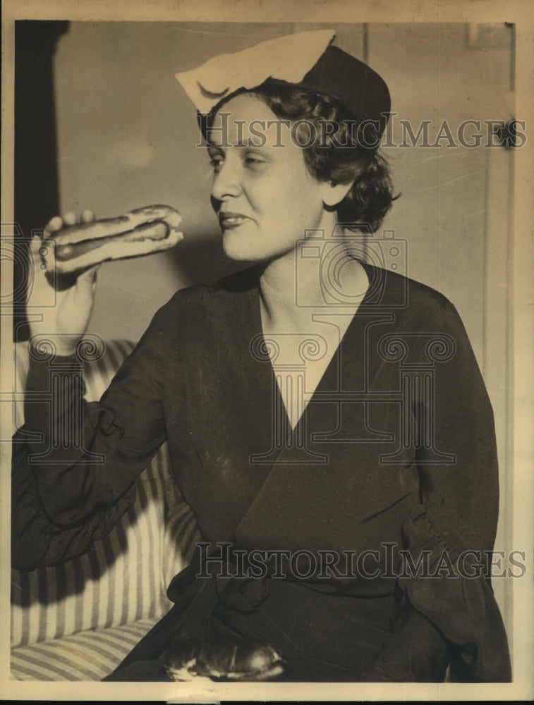1932 Press Photo Princess Aleka Rostislav prefers to eat the hotdog she cooked