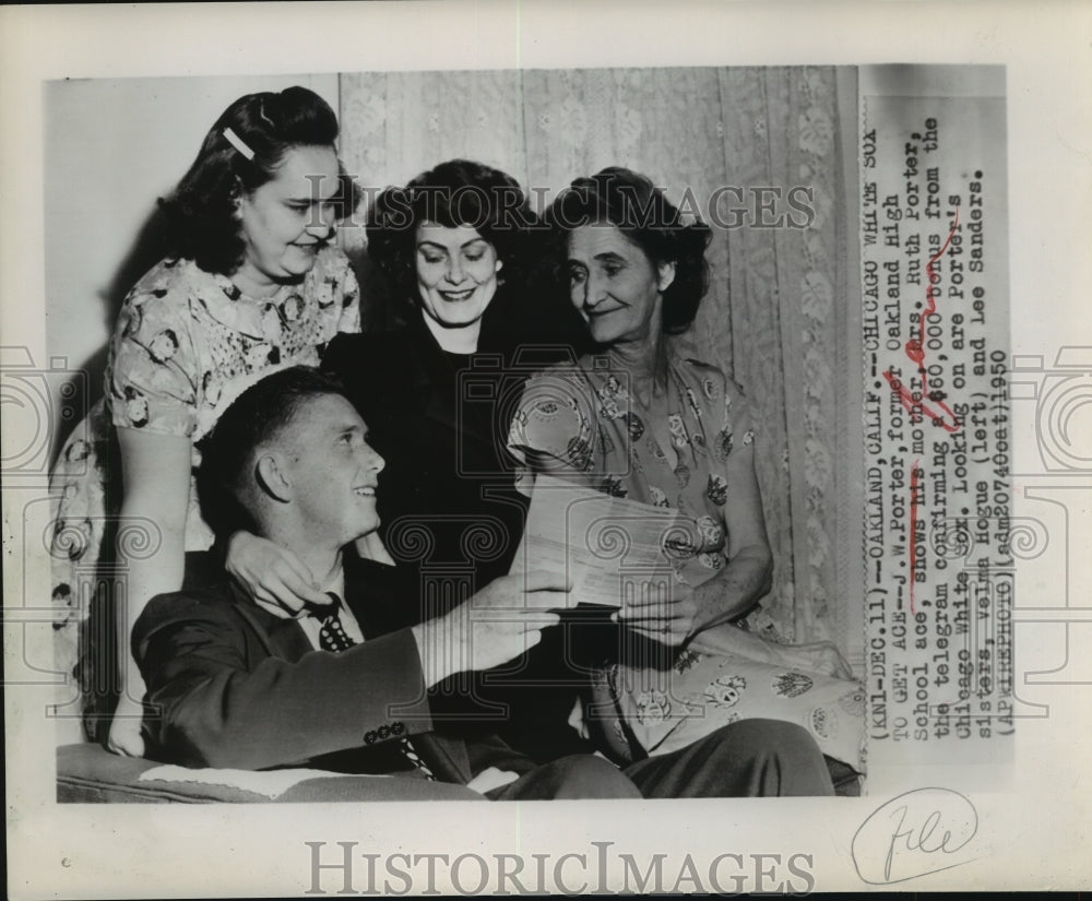 1950 Press Photo J.W. Porter shows his family the confirmation from White Sox