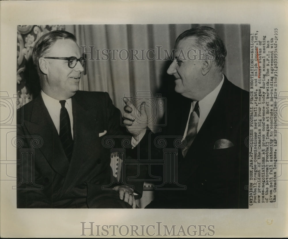 1955 Press Photo NFL Commissioner Bert Bell talks with Ralph Cooper - sba06515