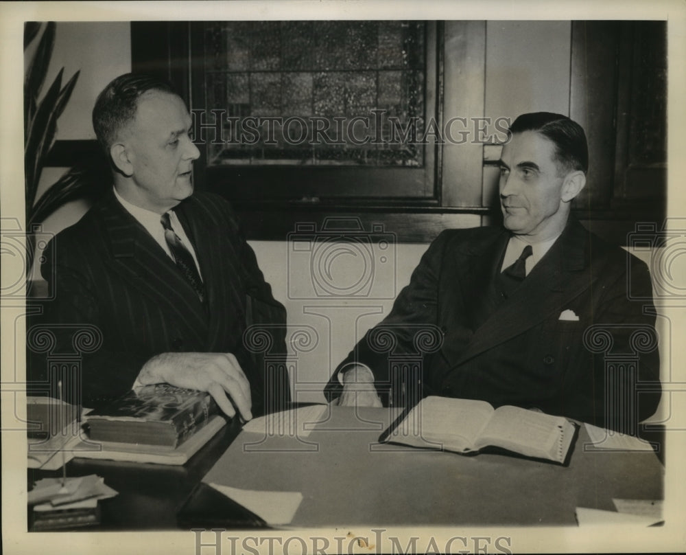 1943 Press Photo Jack Roach, football official confers with Pastor Frank Brown- Historic Images