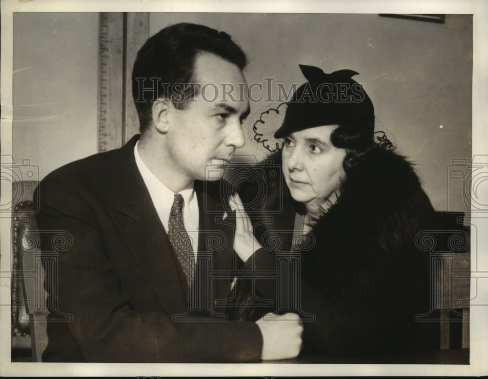 1934 Press Photo David Lamson, accused of murder receives sad news from sister