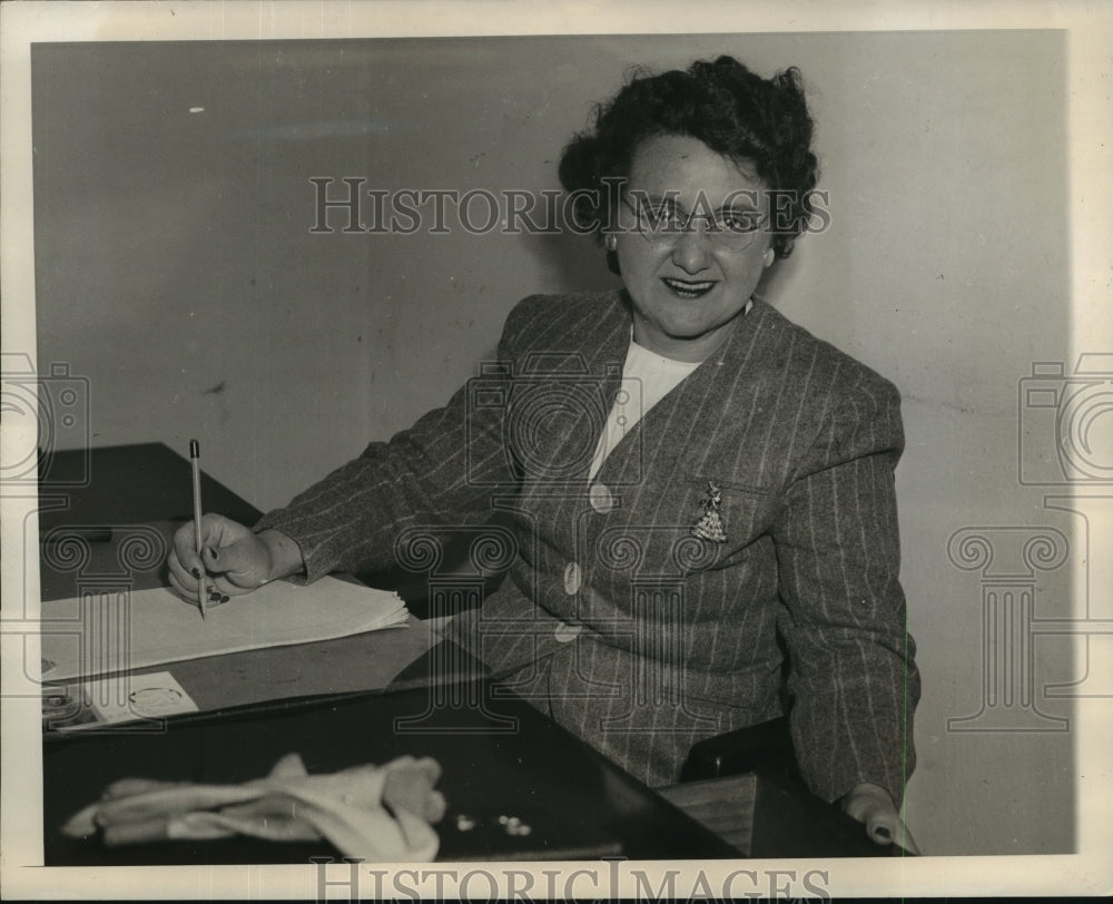 1944 Press Photo Mrs Beatrice Simoncic Works as Physical Test Preparer