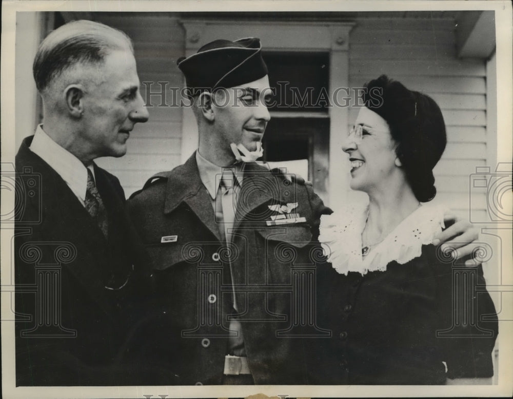 Press Photo Thomas Bilitho Family with Sgt-Hayes Bolitho on Thanksgiving
