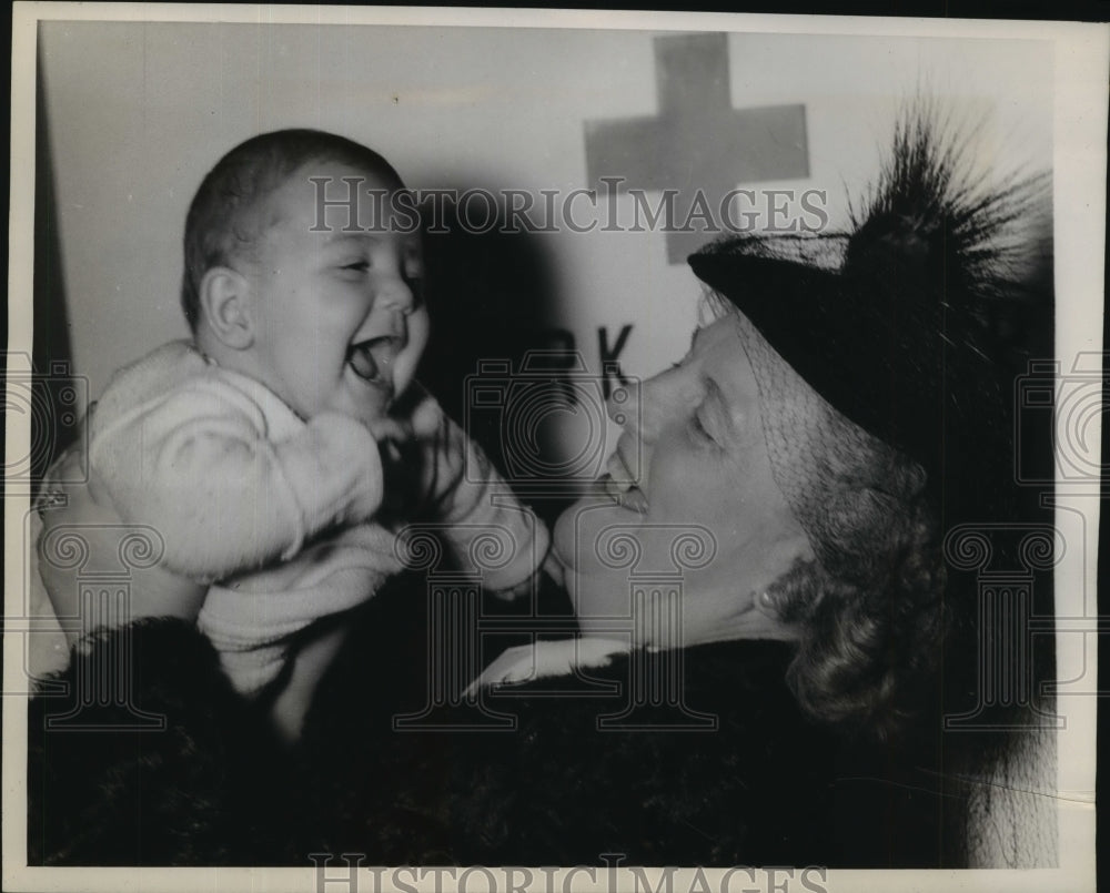 1944 Press Photo Barry Maloney with his grandmother Mrs. William Maloney- Historic Images