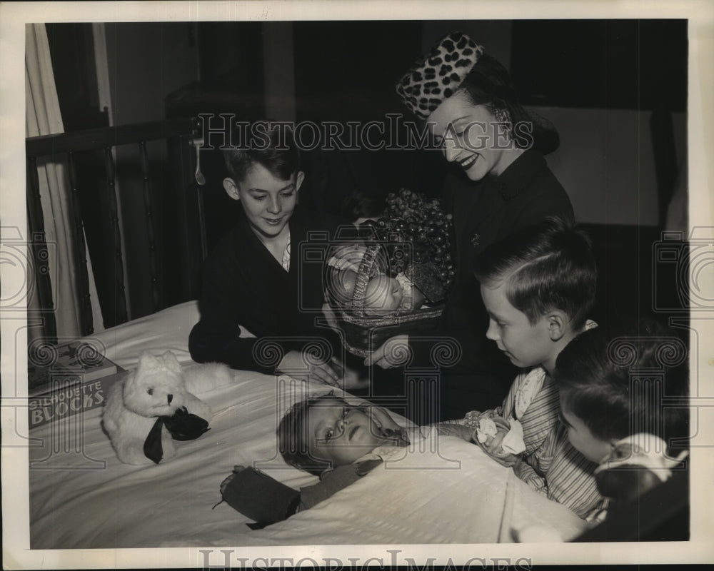 1944 Press Photo Ballerina Nana Gollner Brings Cheer to Helpless Polio Victims