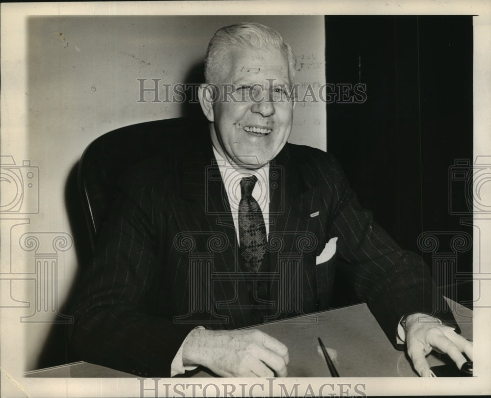1944 Press Photo Omar W Clark in Charge of Many Duties Under GI Bill of Rights