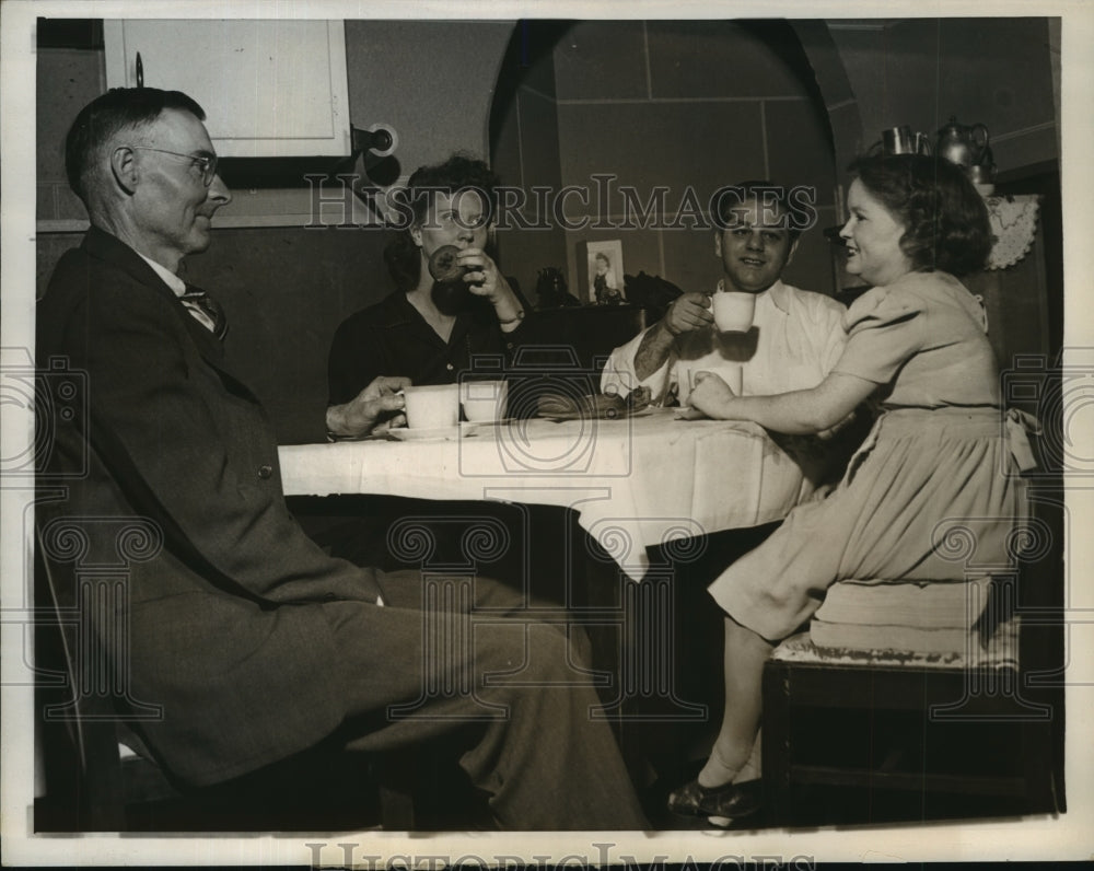 1944 Press Photo Doll Mother 3-Feet 7-Inches Shown as Hostess to Her Parents