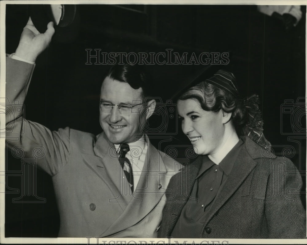 1938 Press Photo Mr & Mrs Daniel Doherty arrive in Los Angeles for Convention