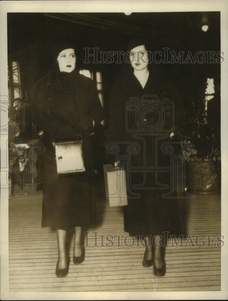 1933 Press Photo Lady Furness and Mrs. Vanderbilt Mourn Father's Death