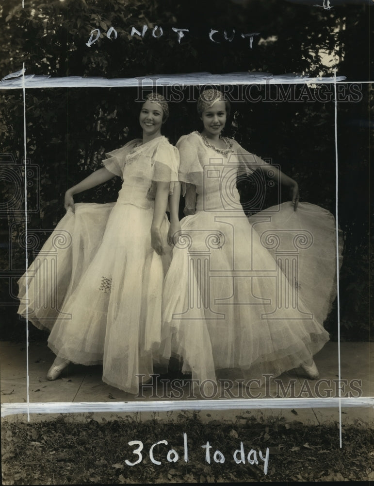 Press Photo Mary Trosper and Mary Jo Wicks model their gowns - sba07062