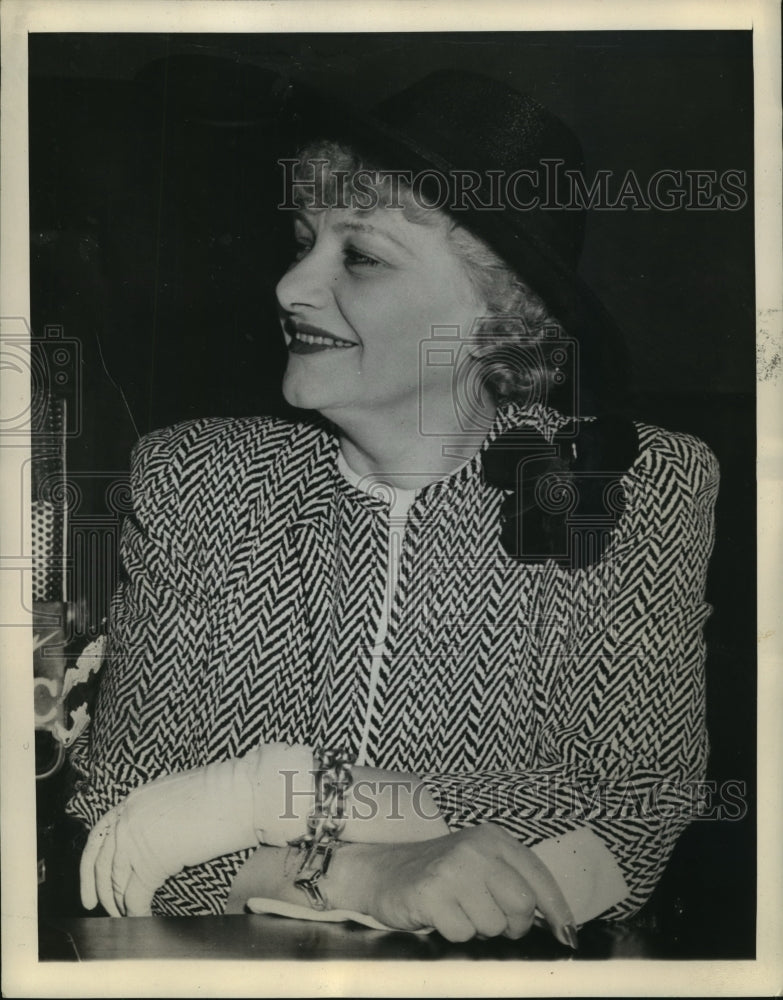 1945 Press Photo Mrs. Helen W. Nelson sues for divorce from Donald Nelson
