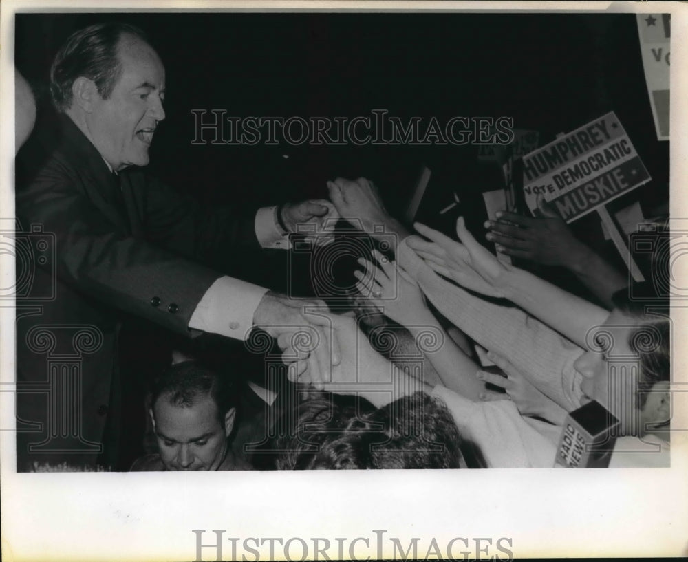 Press Photo Hubert Humphrey, Democrat candidate greets supporters - sba07358