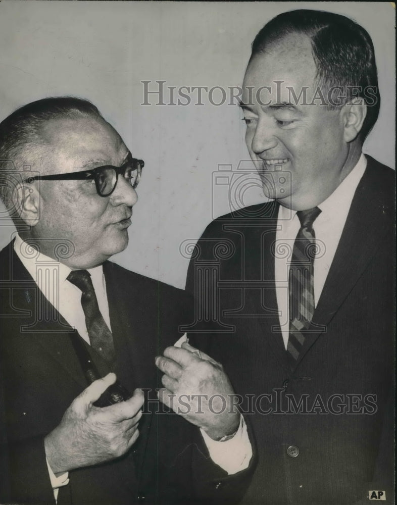 1964 Press Photo Hubert Humphrey chats with a man in glasses - sba07431- Historic Images